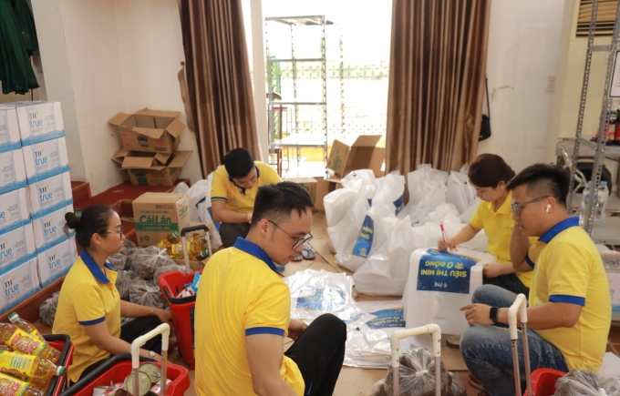 Tình nguyện viên PNJ tất bật chuẩn bị hàng hóa, vận hành siêu thị. Ảnh: Việt Trung