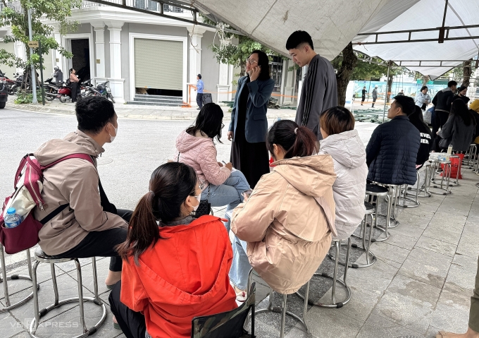 Nhiều người đến muộn tiếp tục đăng ký số thứ tự nộp hồ sơ mua nhà xã hội cho buổi chiều và ngày hôm sau. Ảnh: Ngọc Diễm