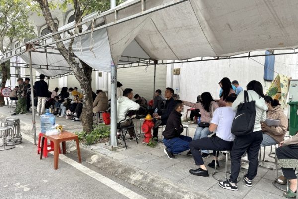 Hà Nội: Xếp hàng xuyên đêm mua nhà ở xã hội