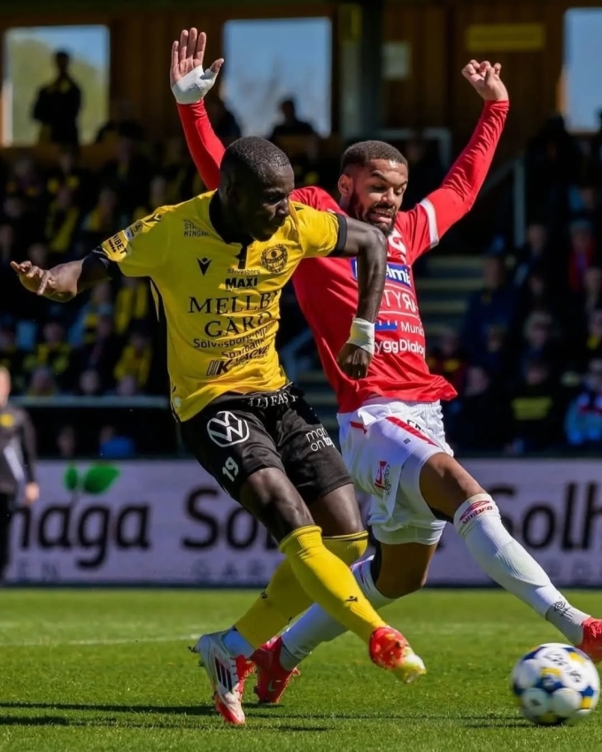 Abdoulie Manneh dứt điểm trong một trận đấu của Mjallby mùa này. Ảnh: Mjallby AIF