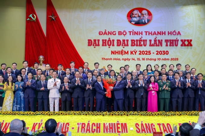 Thủ tướng Phạm Minh Chính tặng hoa chúc mừng Ban Chấp hành Đảng bộ tỉnh Thanh Hóa nhiệm kỳ 2025-2030. Ảnh: VGP