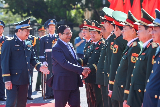 Thủ tướng Phạm Minh Chính thăm hỏi lãnh đạo Bộ Quốc phòng và Quân chủng Phòng không - Không quân tham dự buổi lễ. Ảnh: VGP/Nhật Bắc