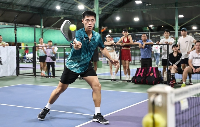 Trương Vinh Hiển thi đấu tại giải pickleball Đêm hội trăng rằm ngày 6/10 gây quỹ tổ chức đêm hội trung thu và gửi các phần quà hỗ trợ trẻ em mồ côi và hoàn cảnh khó khăn tại Mái ấm Tuệ Minh (Lâm Đồng). Ảnh: Đức Đồng