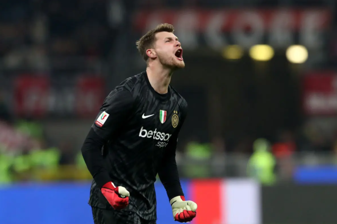 Josep Martinez ăn mừng trong trận Inter gặp Milan trên sân San Siro ngày 2/4/2024. Ảnh: Football Italy