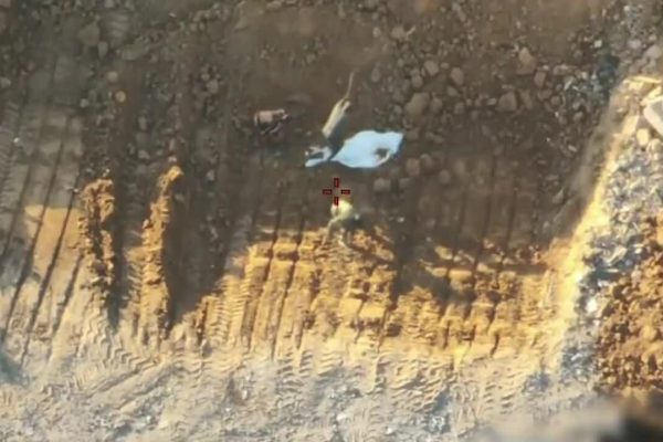 Israel tố Hamas chôn xác con tin trong video mới