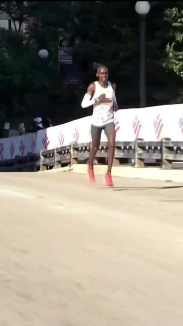 Jacob Kiplimo về nhất Chicago Marathon 2025