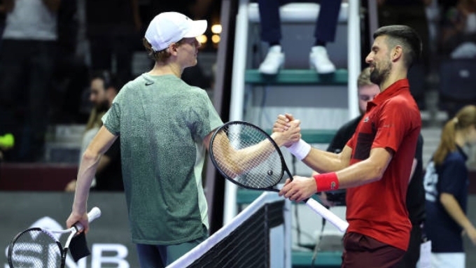 Djokovic (trái) bắt tay chúc mừng Sinner sau trận bán kết Six Kings Slam 2024, ở Riyadh, Arab Saudi năm ngoái. Ảnh: Reuters