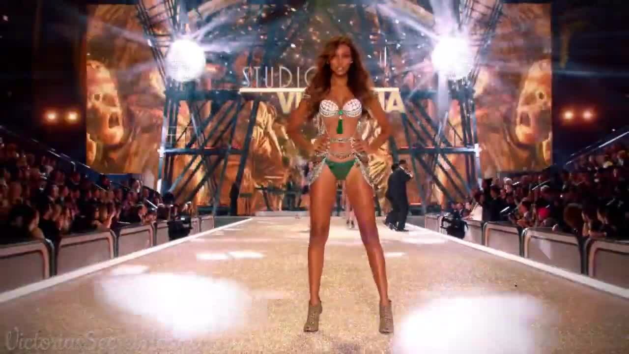 Jasmine Tookes trình diễn cho Victoria