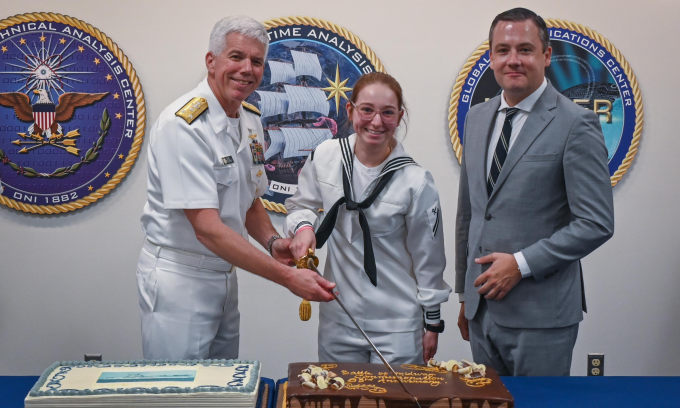 Ông Harrison (ngoài cùng bên phải) trong buổi lễ kỷ niệm Trận Midway hồi tháng 6. Ảnh: US Navy