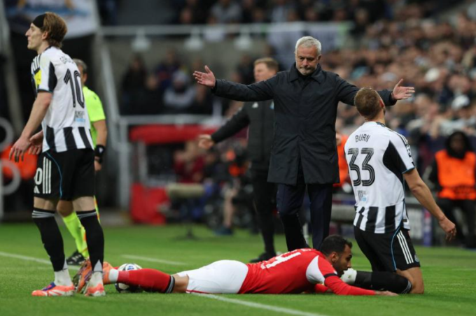 HLV Jose Mourinho phản ứng trong trận. Ảnh: Reuters