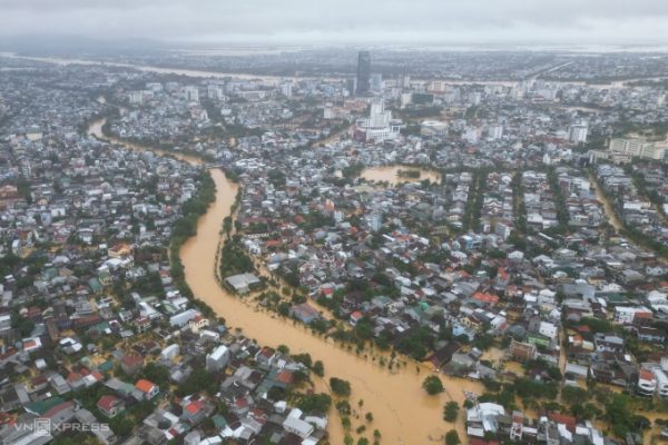 Long Châu trao người vùng lũ Huế một tấn thuốc, vật tư y tế
