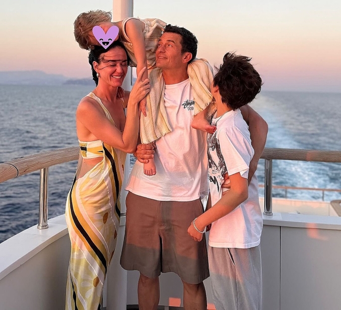 Katy Perry và Orlando Bloom cùng hai con Daisy và Flynn trong chuyến nghỉ mát tháng 7. Ảnh: Instagram Orlando Bloom