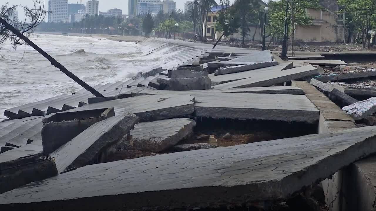 Kè biển hơn 40 tỷ đồng vỡ nát sau mưa bão