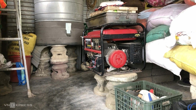 Người dân xã Quảng Điền kê cao đồ đạc đón lũ. Ảnh: Võ Thạnh