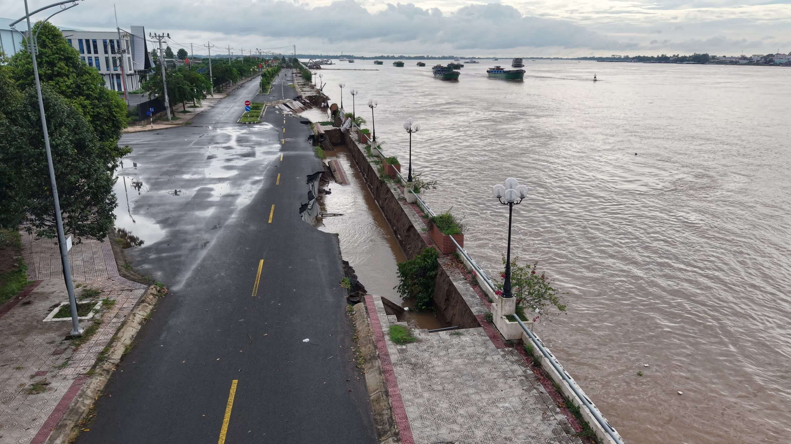 Kè sông Tiền sạt lở