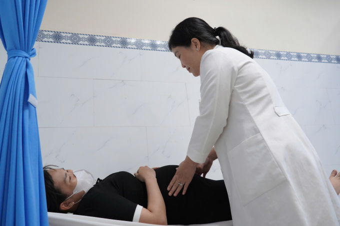 Bác sĩ Bệnh viện Nhân dân Gia Định khám bệnh ở phòng khám vệ tinh tại Bệnh viện Đa khoa Sài Gòn. Ảnh: Minh Toàn