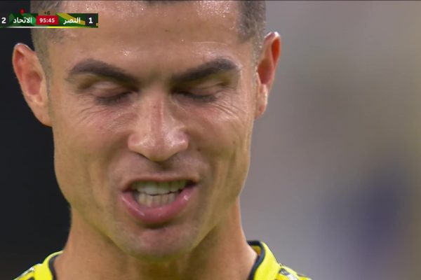 Ronaldo tự động viên: Khoảnh khắc gây chú ý trên sân cỏ