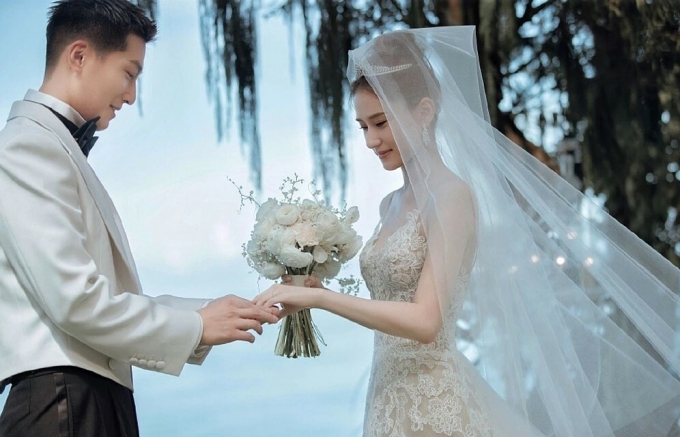 Đậu Kiêu, Hà Siêu Liên ngày cưới. Ảnh: Weibo/He Chaolian