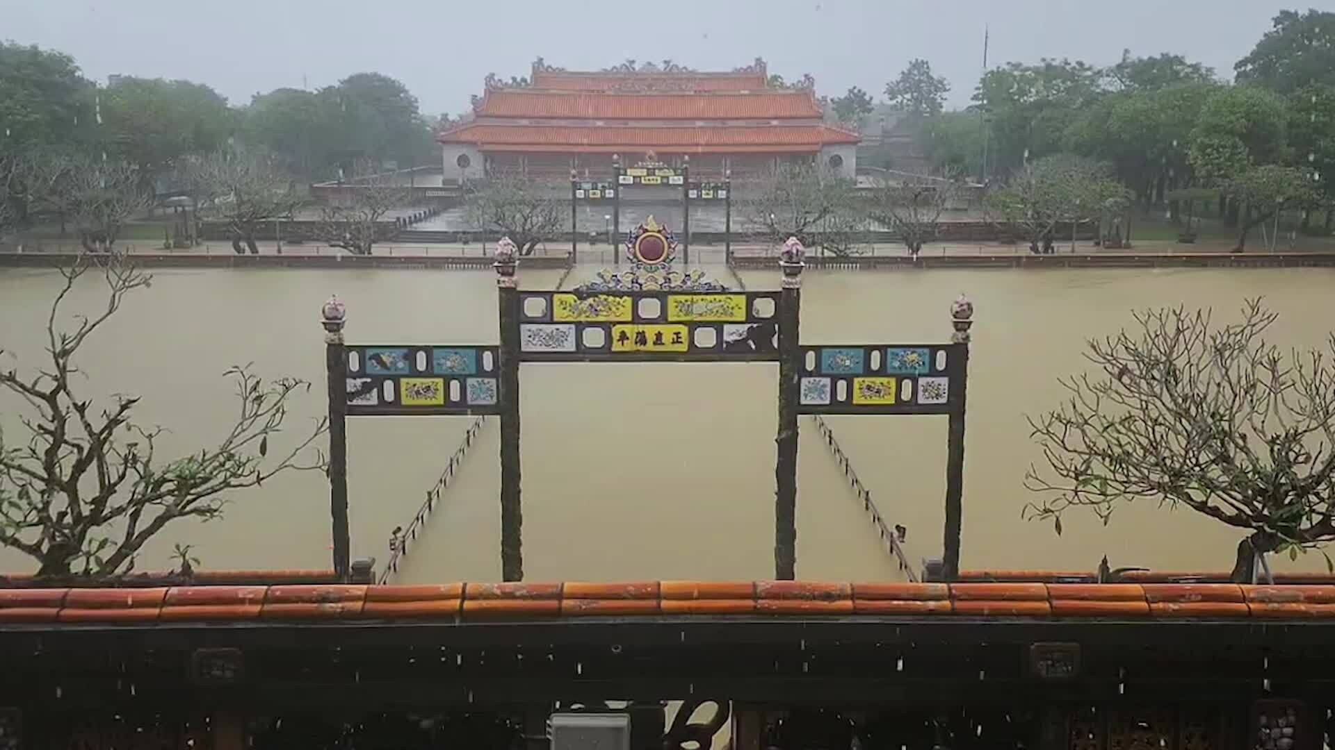 Kinh thành Huế vẫn chìm trong lũ