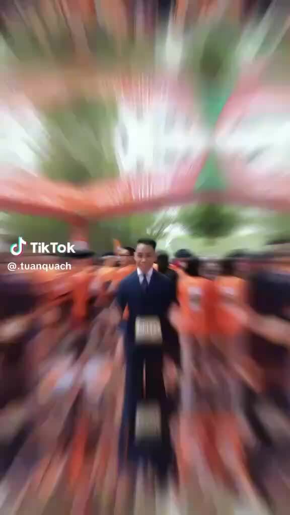 KOL mặc vest chạy bộ