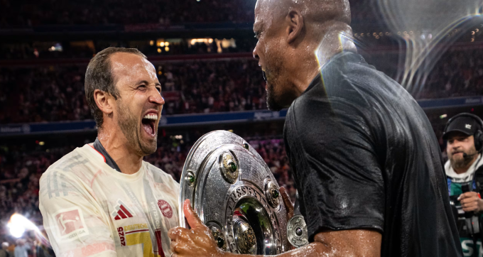 HLV Vincent Kompany (phải) cùng Harry Kane mừng danh hiệu Bundesliga mùa 2024-2025. Ảnh: FC Bayern