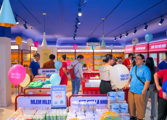 Các cửa hàng Vinamilk đã được thay đổi đồng bộ theo nhận diện thương hiệu mới. Ảnh: Vi Nam