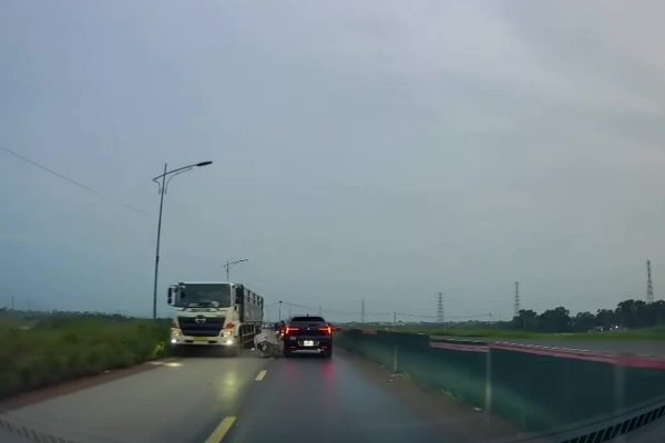 Tai nạn xe máy đấu đầu xe tải: Suýt mất mạng!