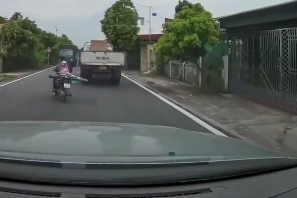 Xe máy đánh võng, tai nạn ôtô: chuyển làn ẩu gây họa
