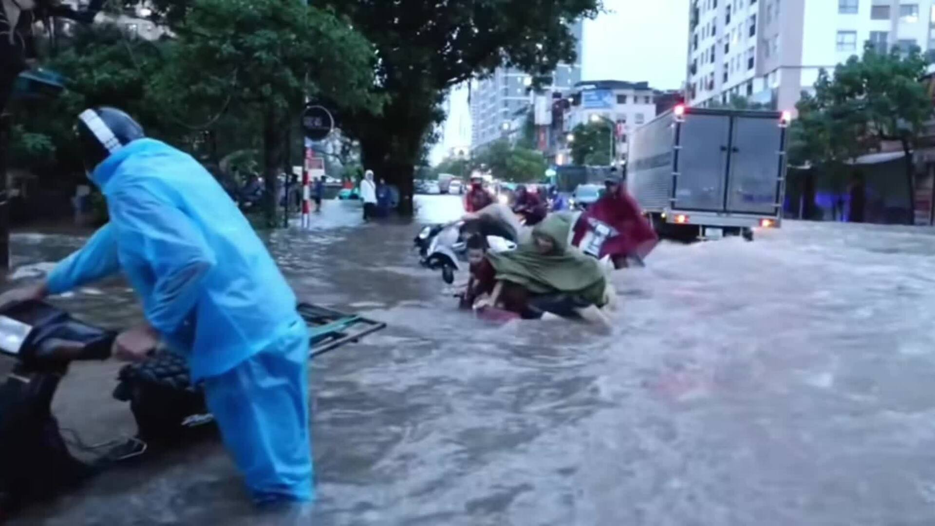 Lao nhanh qua vùng ngập nước, xe tải xô ngã nhiều xe máy