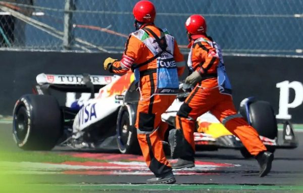 Xe F1 suýt gây tai nạn: Nhân viên an ninh чудом thoát nạn