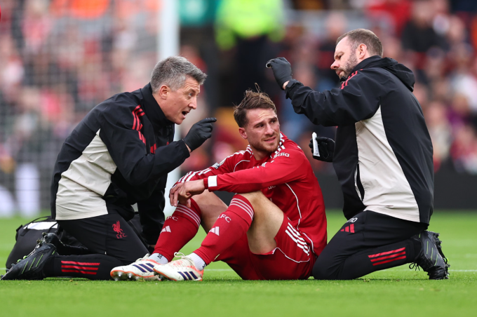 Alexis Mac Allister nhận sự chăm sóc y tế và phải băng đầu ngay sau phút đầu tiên. Ảnh: AMA