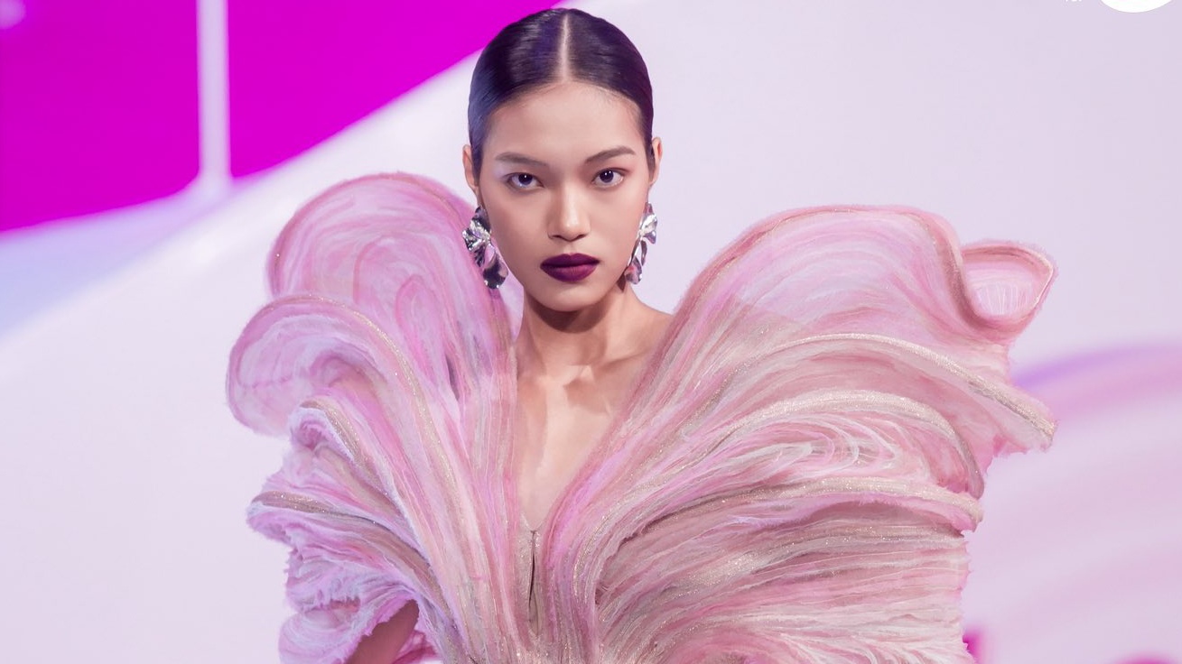 Mai Hoa catwalk tại Vietnam’s Next Top Model