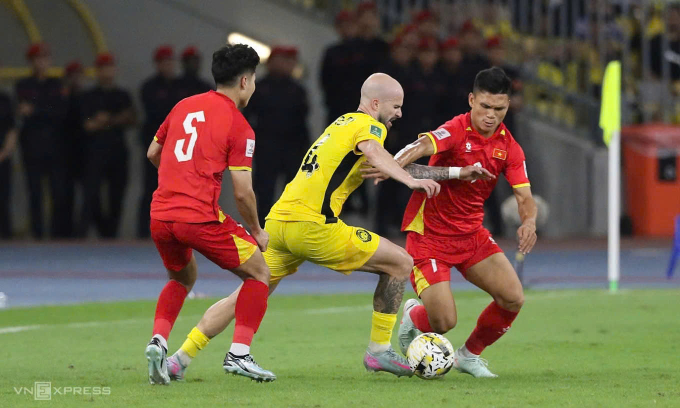 Figueireido rê qua Tiến Anh (trái) và Xuân Mạnh  trong trận Malaysia thắng Việt Nam 4-0 ở lượt hai bảng F vòng loại cuối Asian Cup 2027, trên sân Bukit Jalil, Malaysia ngày 10/6/2025. Ảnh: Hai Tư
