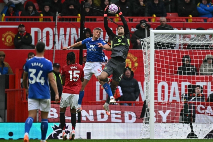 Lammens (phải) lao ra bắt bóng bổng trong một pha uy hiếp của Sunderland trong trận Man Utd thắng 2-0 trên sân Old Trafford, ở vòng 7 Ngoại hạng Anh ngày 4/10. Ảnh: AFP
