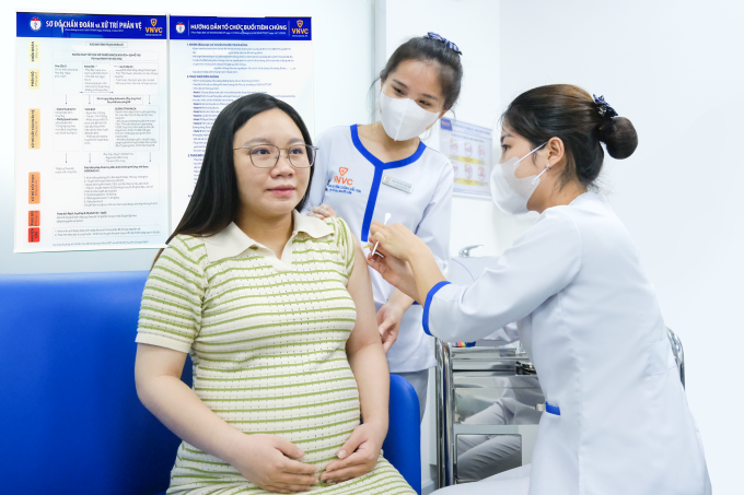 Mẹ bầu tiêm phòng vaccine phòng viêm phổi, viêm tiểu phế quản do RSV, tại Hệ thống Tiêm chủng VNVC. Ảnh: Mộc Thảo