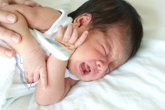 Trẻ sơ sinh và trẻ nhỏ có nguy cơ cao nhiễm RSV từ chính người thân trong gia đình. Ảnh minh họa: Vecteezy