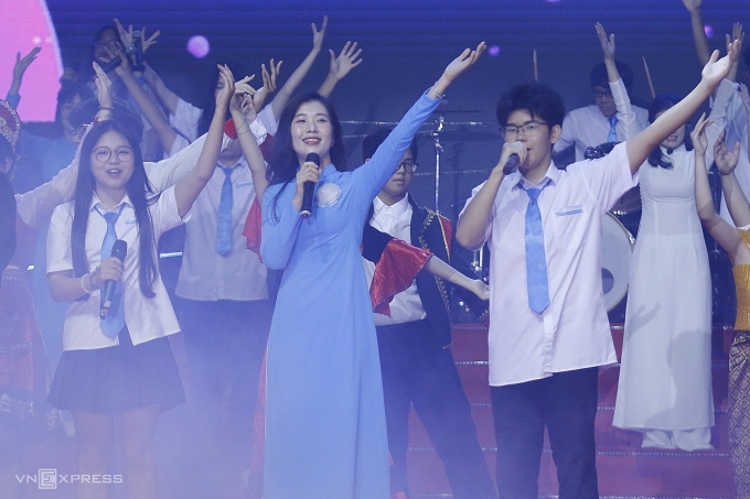 Cô trò trường chuyên Khoa học Tự nhiên biểu diễn văn nghệ tại lễ kỷ niệm 60 năm, sáng 4/10. Ảnh: Thanh Hằng