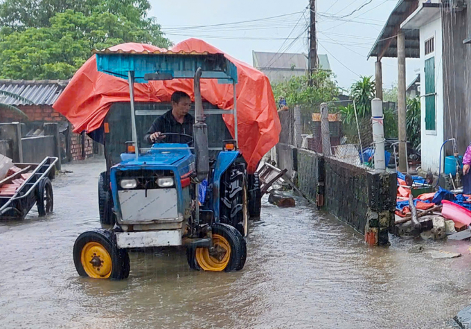 Người dân ở Quảng Trị dùng máy cày đưa lúa đi tránh lũ. Ảnh: Thanh Sơn