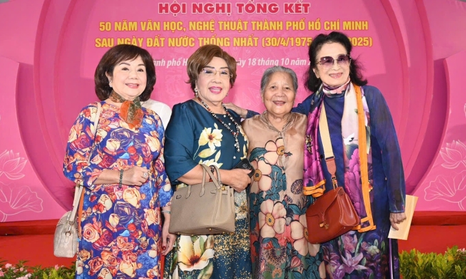 Từ phải qua: nghệ sĩ Trà Giang, Lê Thiện, Lệ Thủy, Linh Miêu hội ngộ ở sự kiện - diễn ra tại Học viện Cán bộ TP HCM. Ảnh: Quốc Thanh