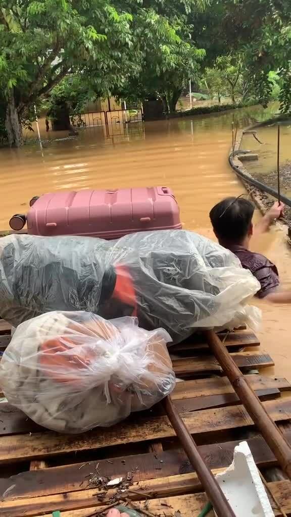 Người bố vượt lũ dữ đưa con ra sân bay kịp chuyến du học