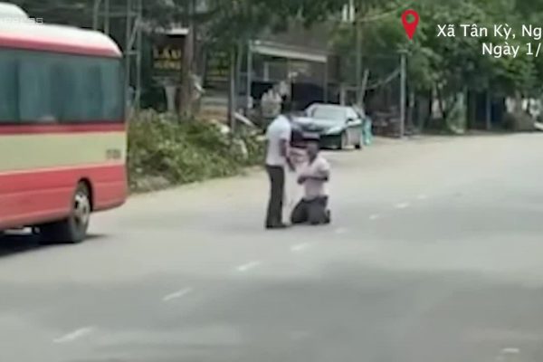 Khởi tố kẻ hành hung, bắt tài xế xe buýt quỳ gối