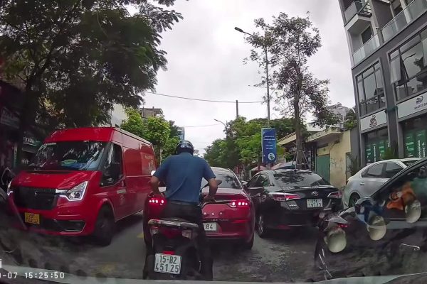 Xe máy tông đuôi ô tô rồi bỏ trốn: Tin tức giao thông