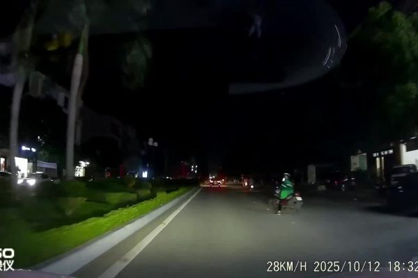 Phụ nữ dừng xe nghe điện thoại giữa đường: Nguy hiểm!