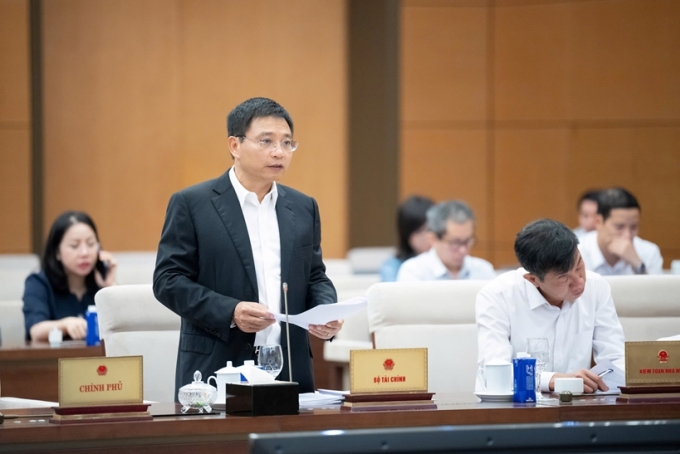 Bộ trưởng Tài chính Nguyễn Văn Thắng trình bày tờ trình tại phiên họp, ngày 9/10. Ảnh: Media Quốc hội