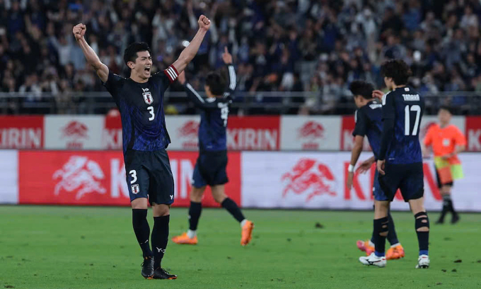 Các cầu thủ Nhật Bản mừng chiến thắng 3-2 trước Brazil trong trận giao hữu trên sân Tokyo, tối 14/10/2025. Ảnh: Reuters