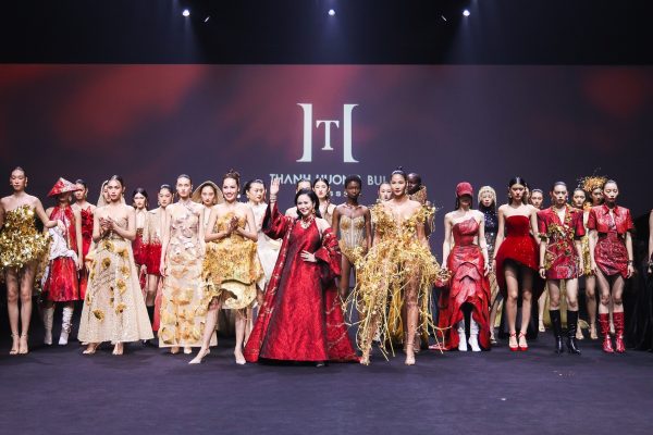 Hoàng Thùy tỏa sáng với vai trò vedette tại Thượng Hải