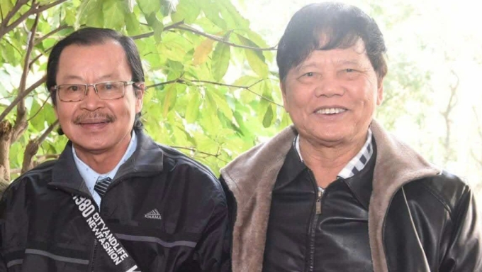 Nhà văn Dương Hướng (phải) và nhà văn Nguyễn Một. Ảnh: Nhân vật cung cấp