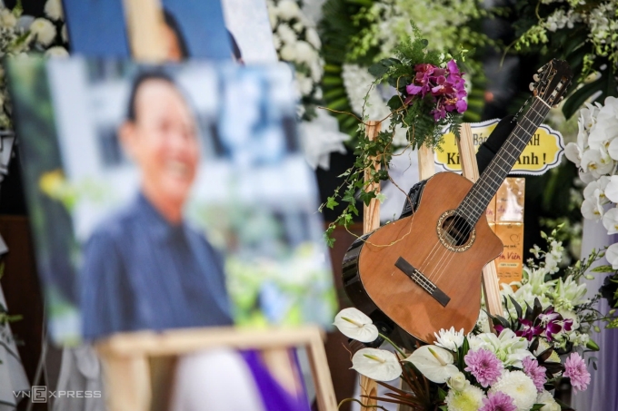 Cây đàn thân quen của nhạc sĩ Thế Hiển được đặt cạnh di ảnh. Ảnh: Phùng Tiên
