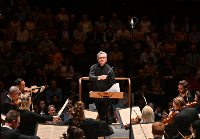 Ông Antonio Pappano chỉ huy dàn nhạc trong một sự kiện. Ảnh: Mark Allan