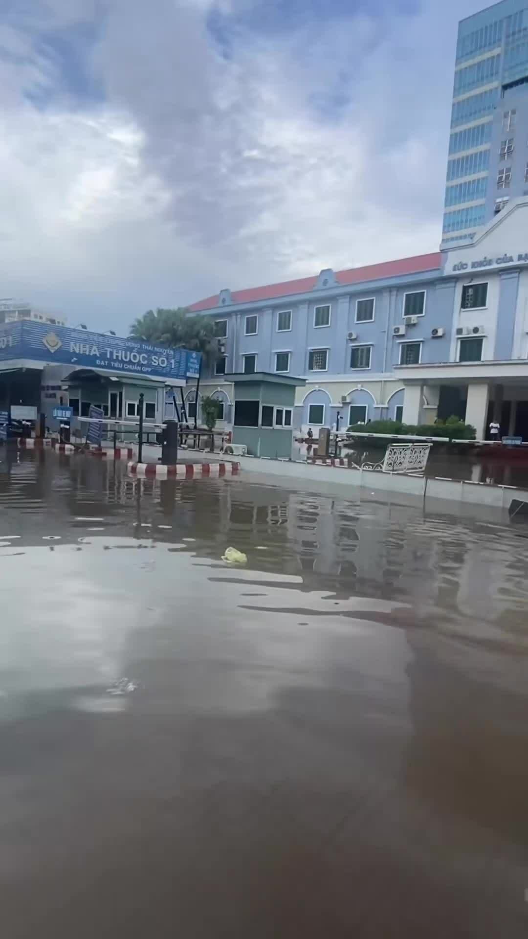 Nhiều bệnh viện Thái Nguyên ngập sâu, bệnh nhân trì hoãn điều trị